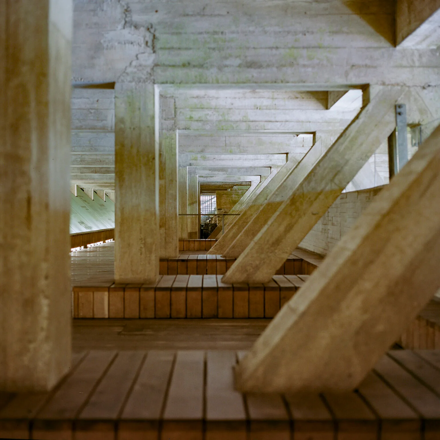 Vue en enfilade des poutres inclinées et du sol en bois au Mémorial de l’abolition de l’esclavage à Nantes