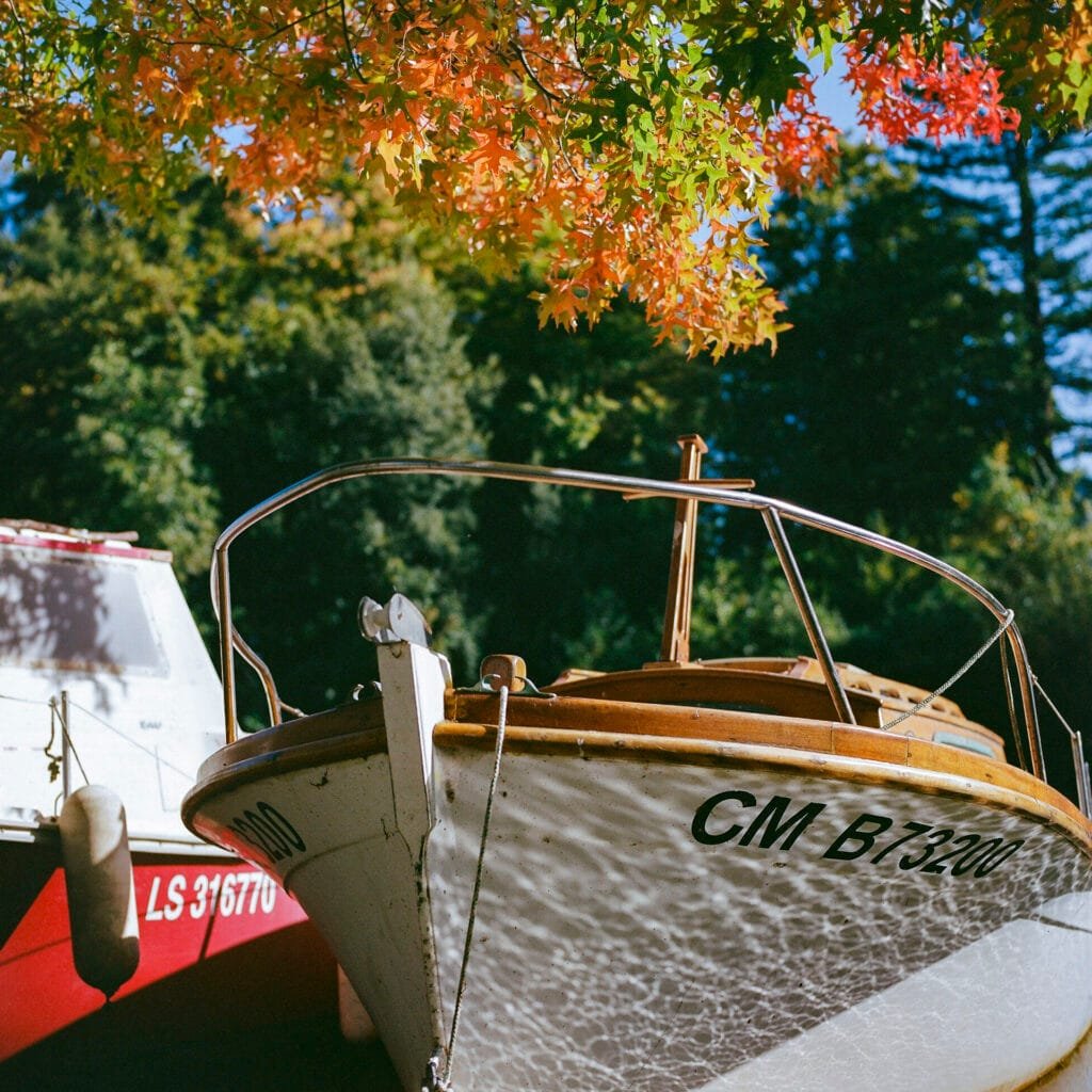 Bateau amarré sous les feuillages d’automne aux couleurs chaudes sur les bords de l’Erdre à Nantes