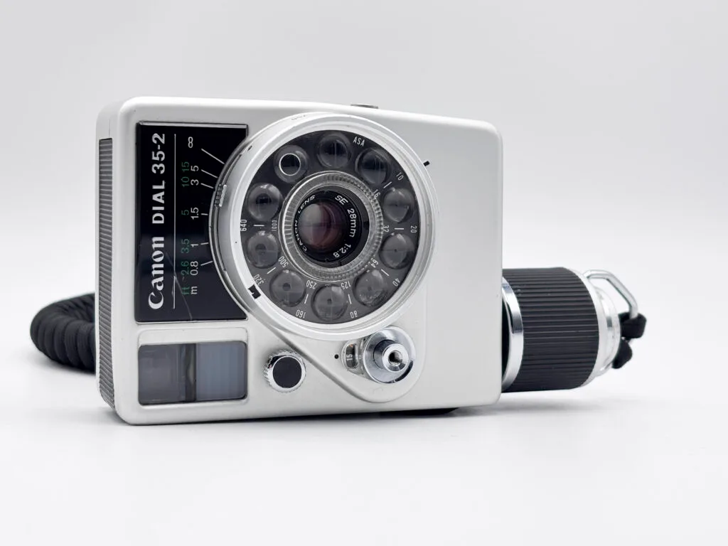 Appareil photo Canon Dial 35-2 vu de face, posé sur fond blanc en studio