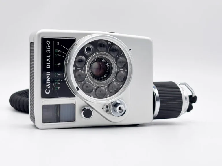 Appareil photo Canon Dial 35-2 vu de face, posé sur fond blanc en studio