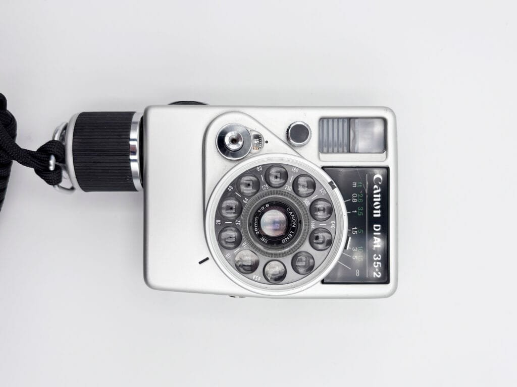 Vue frontale du Canon Dial 35-2 montrant son objectif circulaire, sa cellule en cadran et son design atypique.