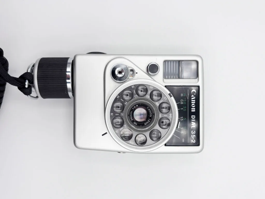 Vue frontale du Canon Dial 35-2 montrant son objectif circulaire, sa cellule en cadran et son design atypique.