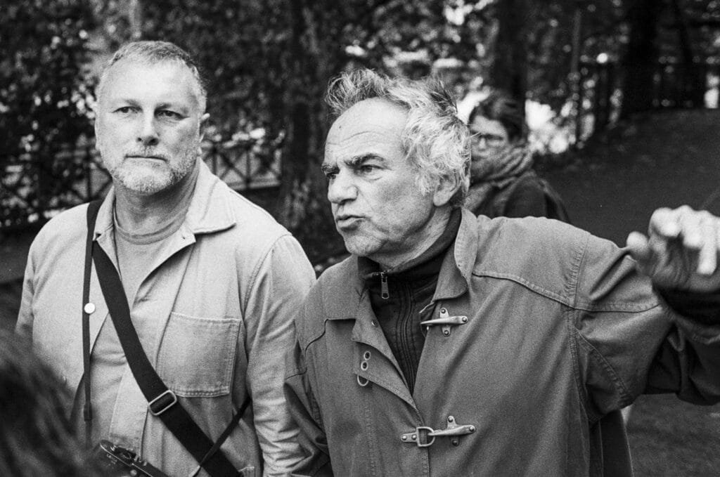 Deux membres du Photo Club Nantais en pleine discussion avant la balade photo aux Olivettes, en noir et blanc, captés avec un Rollei 35 S.
