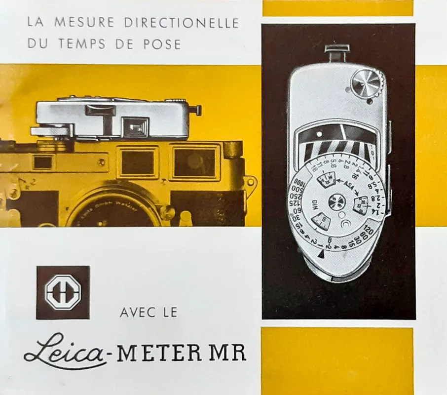 Ancienne publicité Leica montrant le Leicameter MR monté sur un boîtier Leica M, avec molette d’exposition visible.