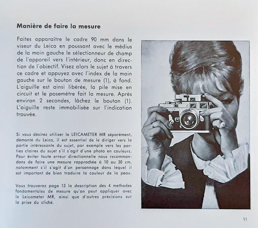 Photographie issue du manuel du Leicameter MR montrant une femme utilisant un Leica M3 équipé de la cellule Leicameter pour mesurer la lumière.