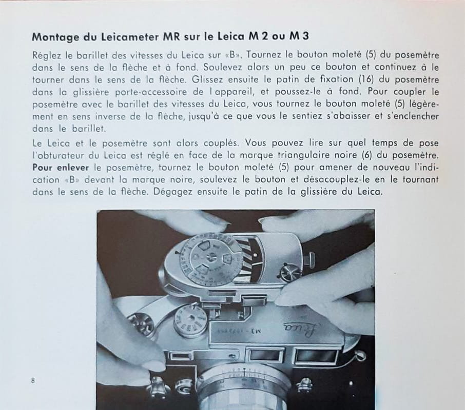 Instructions de montage du Leicameter MR sur un Leica M3 ou M2, illustrées par une photo vue de dessus montrant le posemètre aligné sur la griffe porte-accessoire.