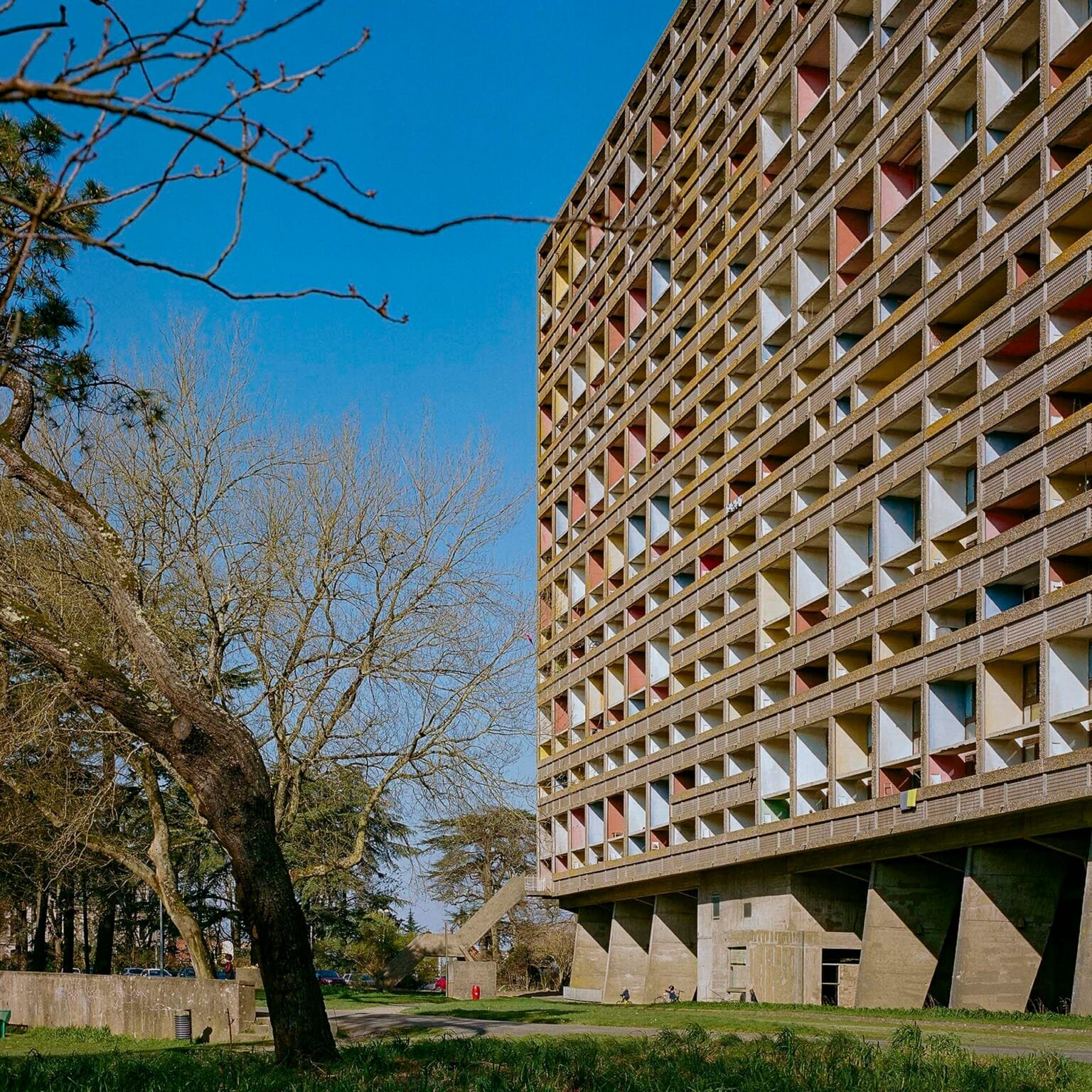 Façade en béton brut et loggias colorées de la Maison Radieuse à Rezé, photographiée en format 6x6 avec un Hasselblad 500 C/M.