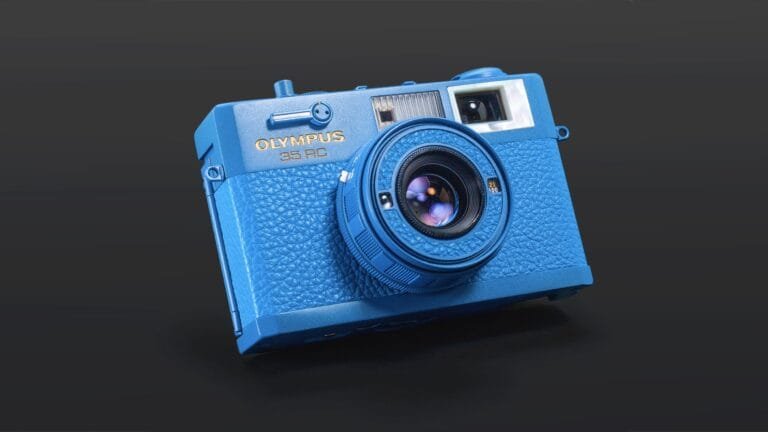 Olympus 35 RC revisité en bleu par Eye Out, appareil photo argentique compact customisé.