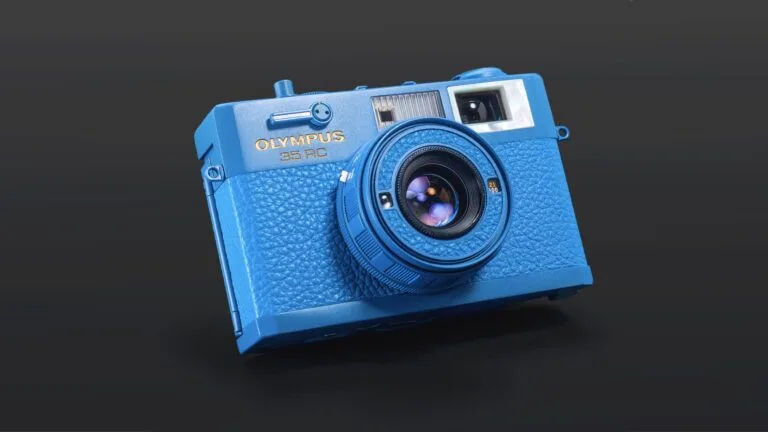 Olympus 35 RC revisité en bleu par Eye Out, appareil photo argentique compact customisé.