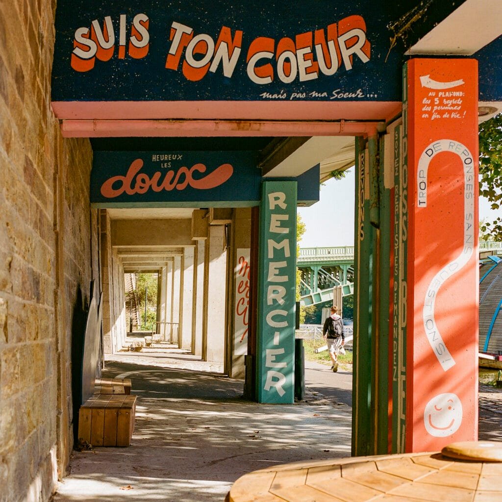 Colonnade peinte de messages positifs à La Parenthèse enchantée, au bord de l’Erdre à Nantes
