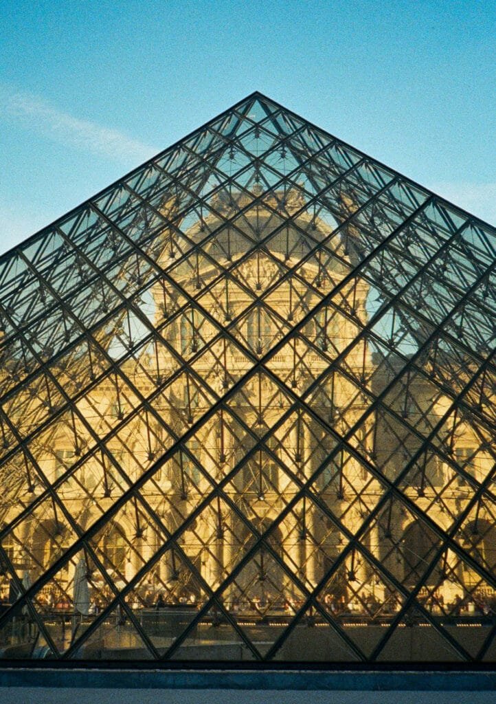 Le palais du Louvre à travers la pyramide en verre, photographié au Canon Dial 35-2 sur pellicule Ultramax 400.
