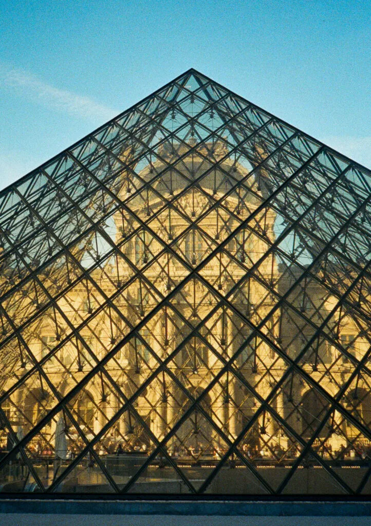 Le palais du Louvre à travers la pyramide en verre, photographié au Canon Dial 35-2 sur pellicule Ultramax 400.
