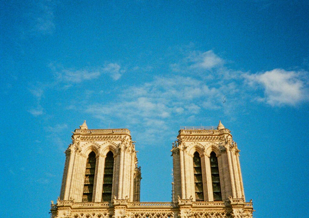 Façade supérieure des deux tours de Notre-Dame de Paris sur fond de ciel bleu, photographiée en demi-format avec un Canon Dial 35-2.