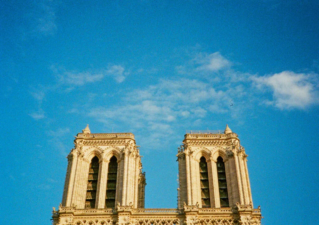 Façade supérieure des deux tours de Notre-Dame de Paris sur fond de ciel bleu, photographiée en demi-format avec un Canon Dial 35-2.