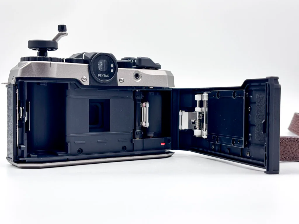 Intérieur du Pentax 17 avec le dos ouvert, prêt à charger une pellicule 35 mm.