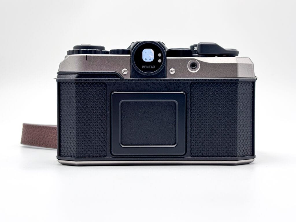 Vue parfaitement centrée du dos du Pentax 17, boîtier demi-format 35 mm.