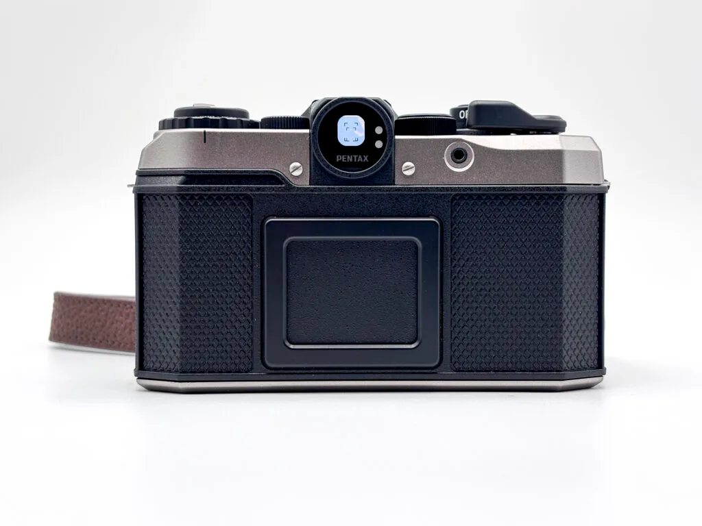 Vue parfaitement centrée du dos du Pentax 17, boîtier demi-format 35 mm.