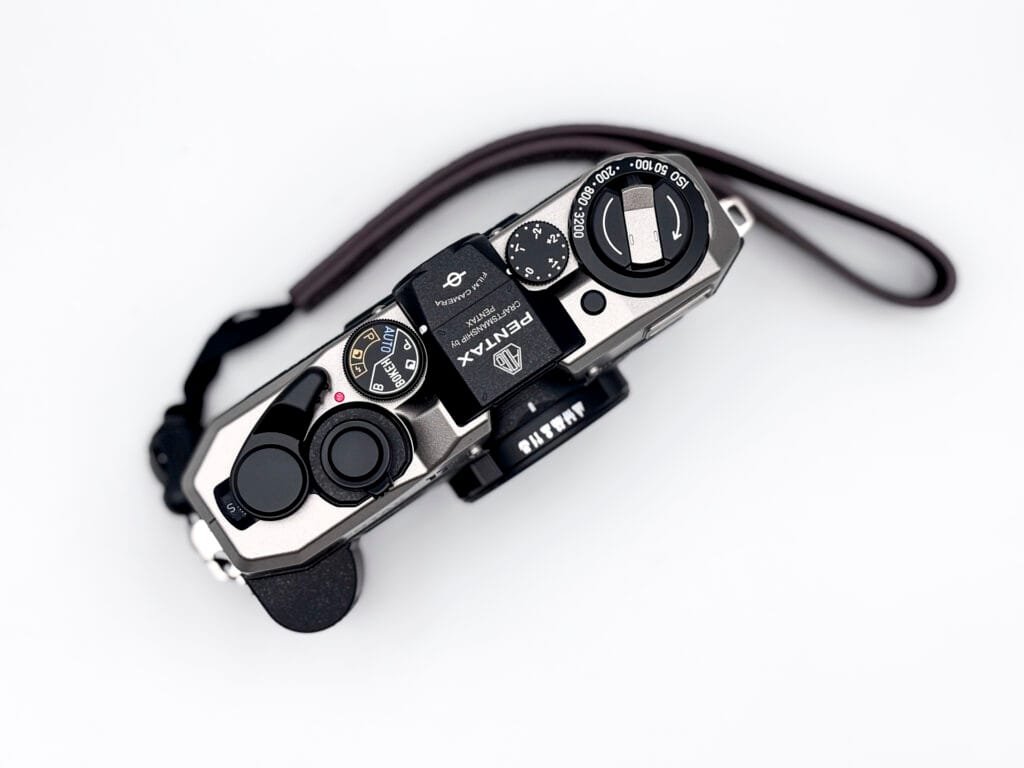 Vue en plongée du Pentax 17 montrant ses commandes et son look rétro.