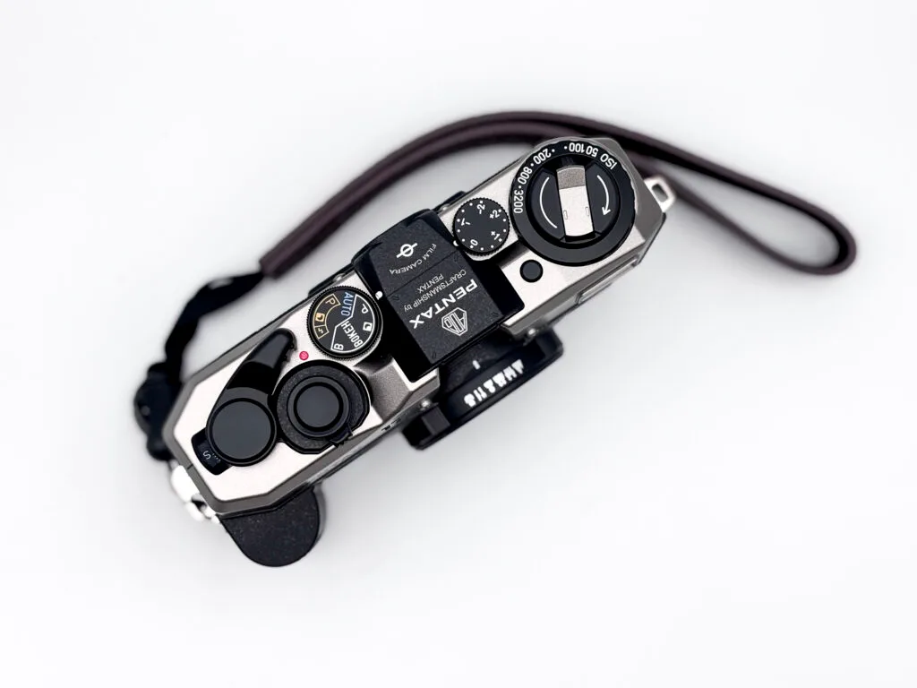 Vue en plongée du Pentax 17 montrant ses commandes et son look rétro.