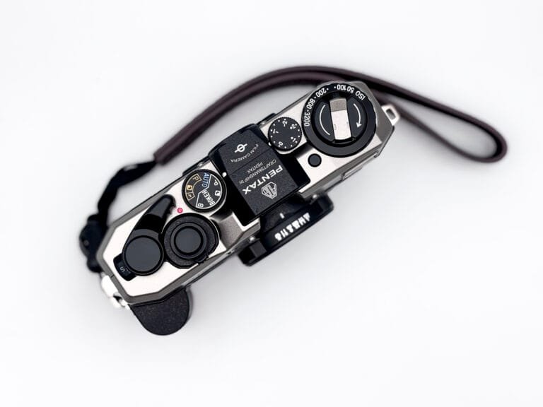 Vue en plongée du Pentax 17 montrant ses commandes et son look rétro.