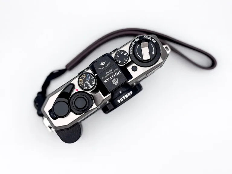 Vue en plongée du Pentax 17 montrant ses commandes et son look rétro.