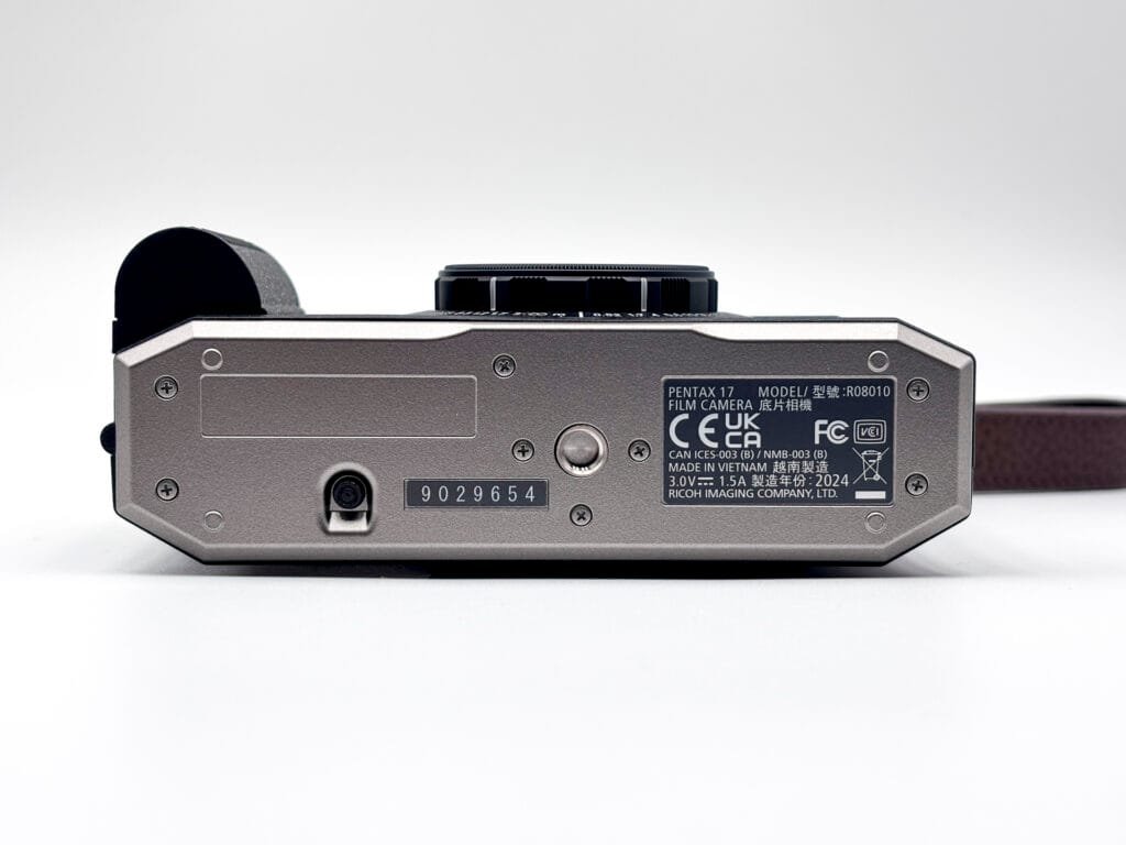 Face inférieure du Pentax 17, avec numéro de série et étiquette de fabrication.