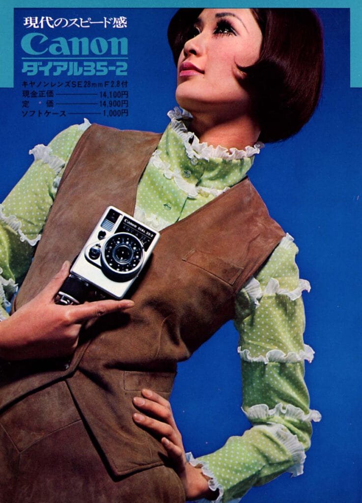 Publicité japonaise colorée du Canon Dial 35-2, avec une femme élégante tenant l’appareil sur fond bleu.