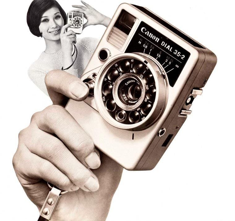 Publicité japonaise des années 60 montrant une femme souriante tenant un Canon Dial 35-2, superposé à un énorme visuel de l’appareil