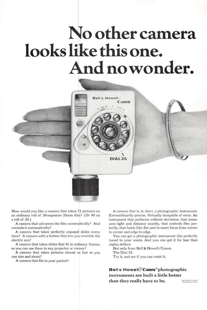 Publicité américaine du Canon Dial 35 badgé Bell & Howell avec le slogan “No other camera looks like this one. And no wonder.”