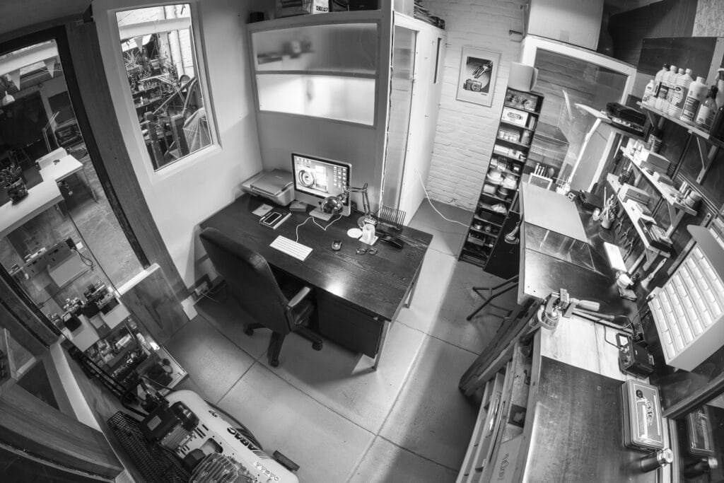 Atelier de Jimmy, fondateur de Eye Out Camera, où sont restaurés et customisés les boîtiers argentiques.