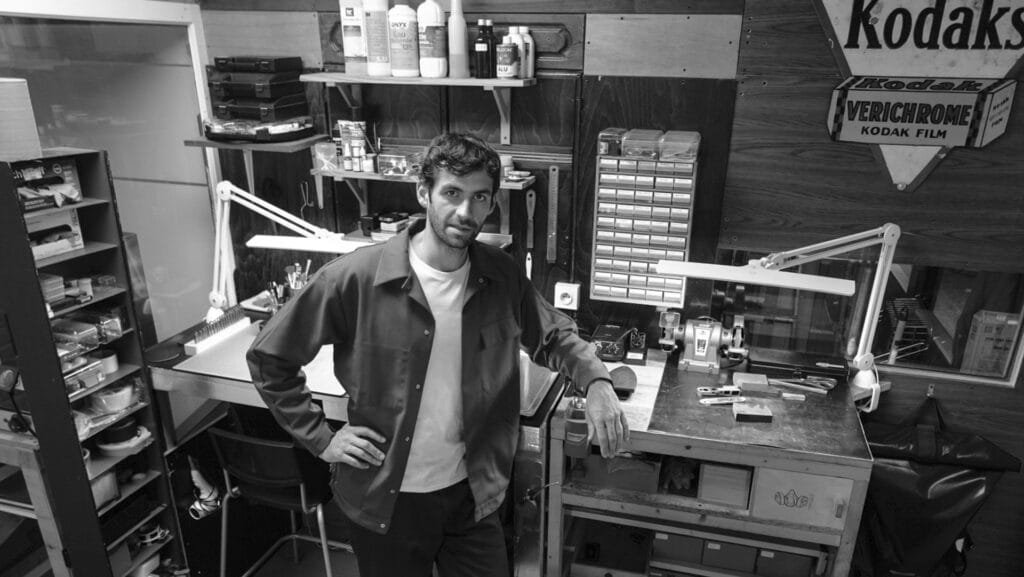 Jimmy, fondateur de Eye Out Camera, dans son atelier de Lille, entouré de son matériel de restauration et d’outils de précision.
