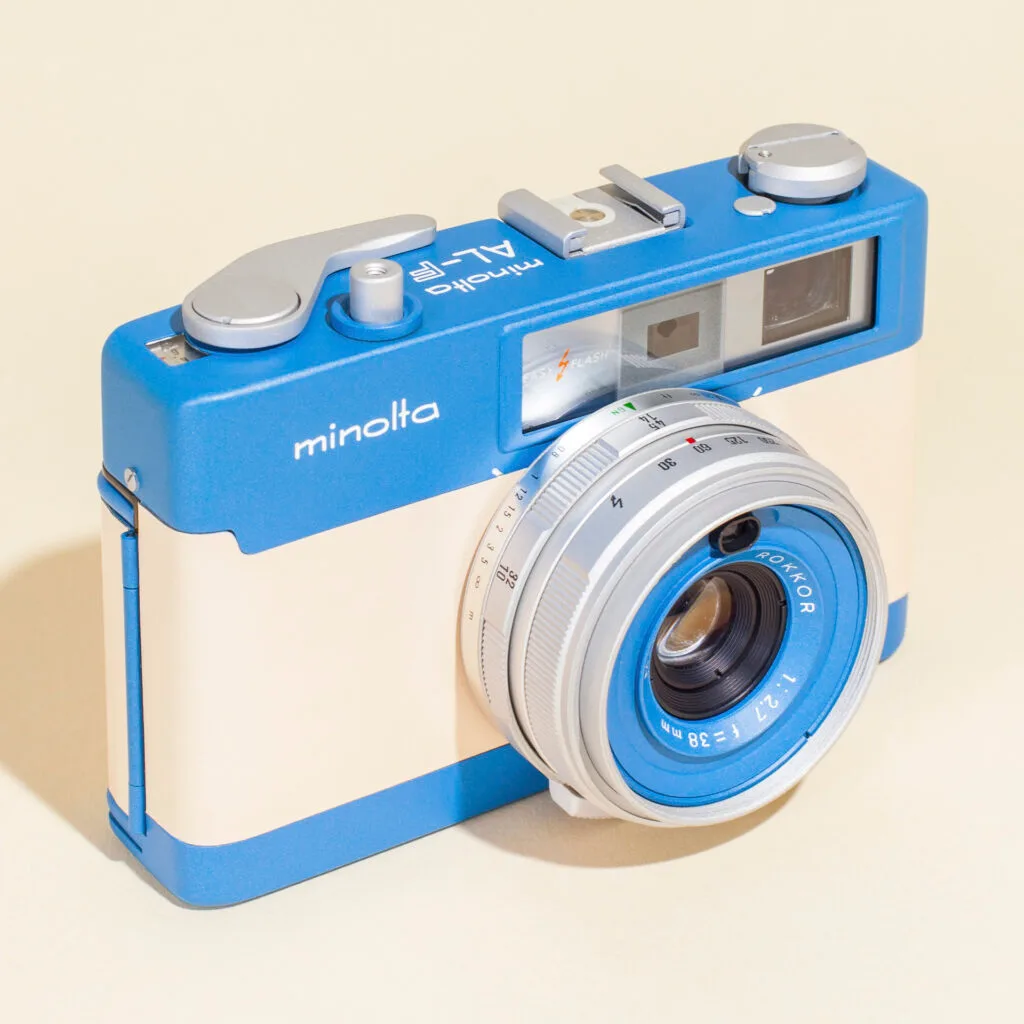 Minolta AL-F restauré et customisé par Eye Out Camera, finition bleu pastel et beige clair, compact télémétrique des années 70.