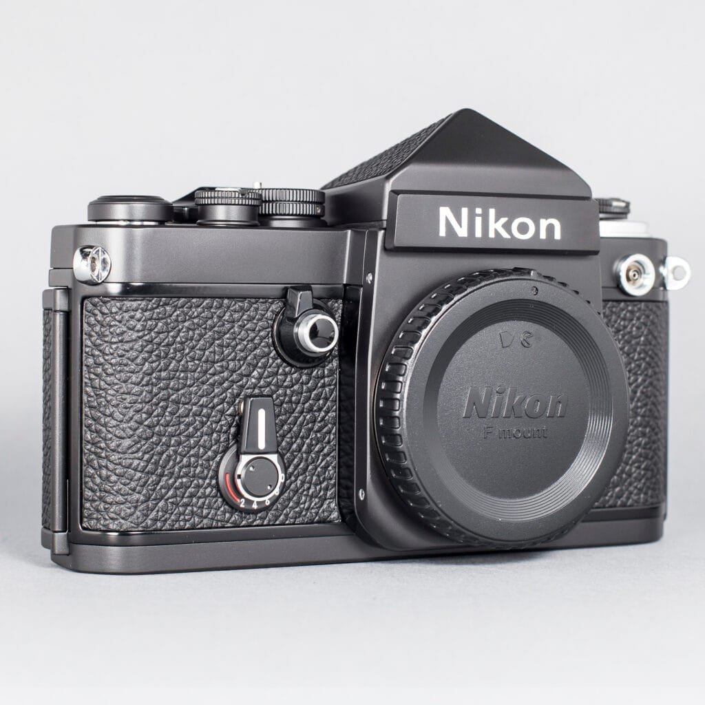 Boîtier Nikon F2 entièrement reconditionné et customisé par Eye Out Camera, finition noire satinée et revêtement texturé.