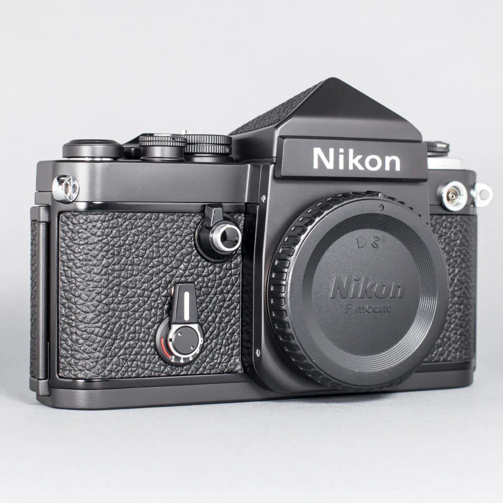 Boîtier Nikon F2 entièrement reconditionné et customisé par Eye Out Camera, finition noire satinée et revêtement texturé.