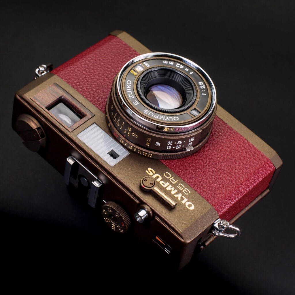 Olympus 35 RC revisité par Eye Out Camera avec une finition bordeaux et bronze, boîtier argentique compact des années 70.