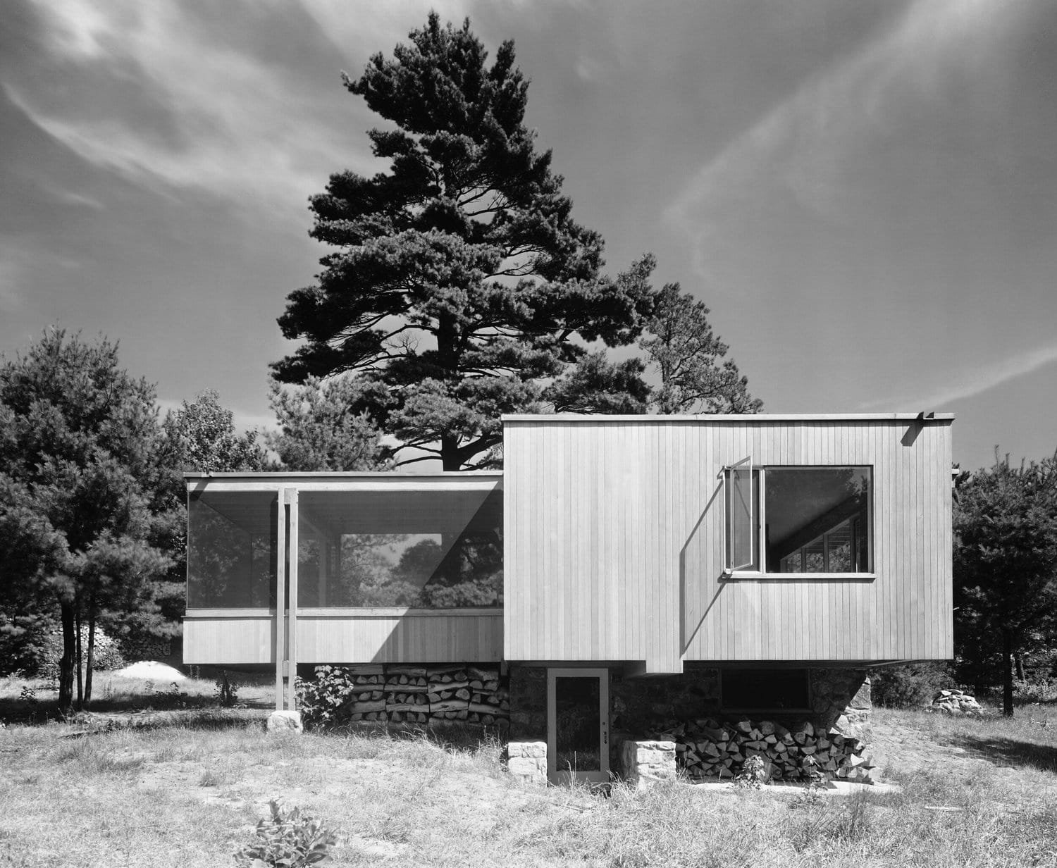 Vue extérieure de la Chamberlain Cottage à Wayland, Massachusetts, photographiée par Ezra Stoller en 1949, maison moderniste conçue par Marcel Breuer et Walter Gropius.
