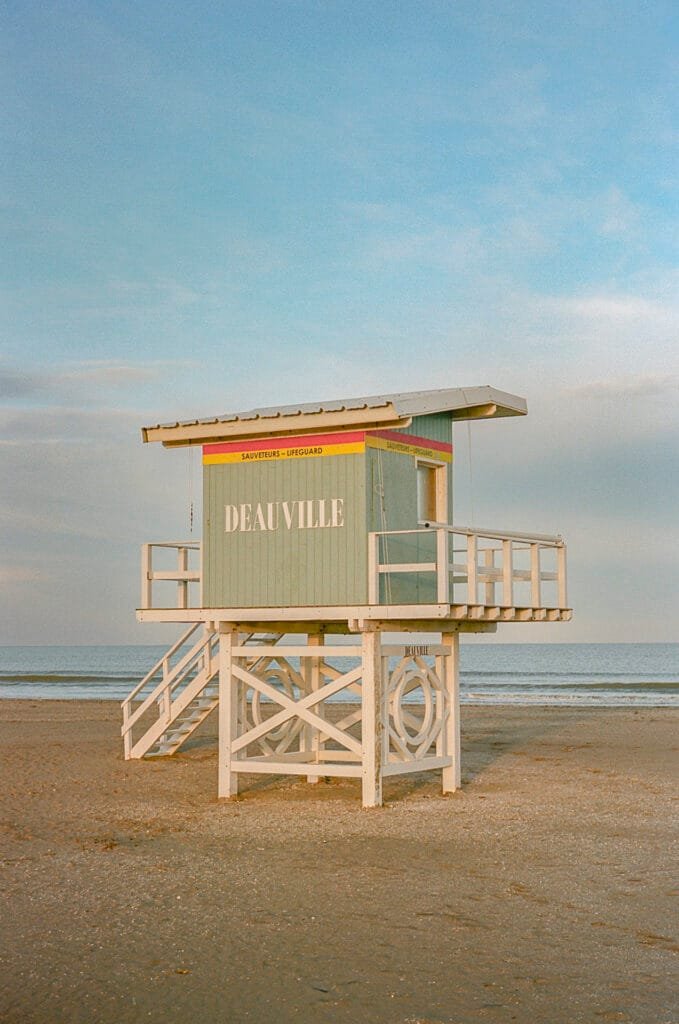 Cabane de sauveteurs à Deauville sur la plage, en fin de journée, photographiée avec un Leica M3.