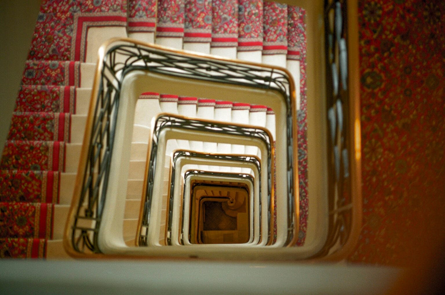 Escalier en spirale vu en plongée à l’Hôtel Royal de Deauville, photographié en argentique.