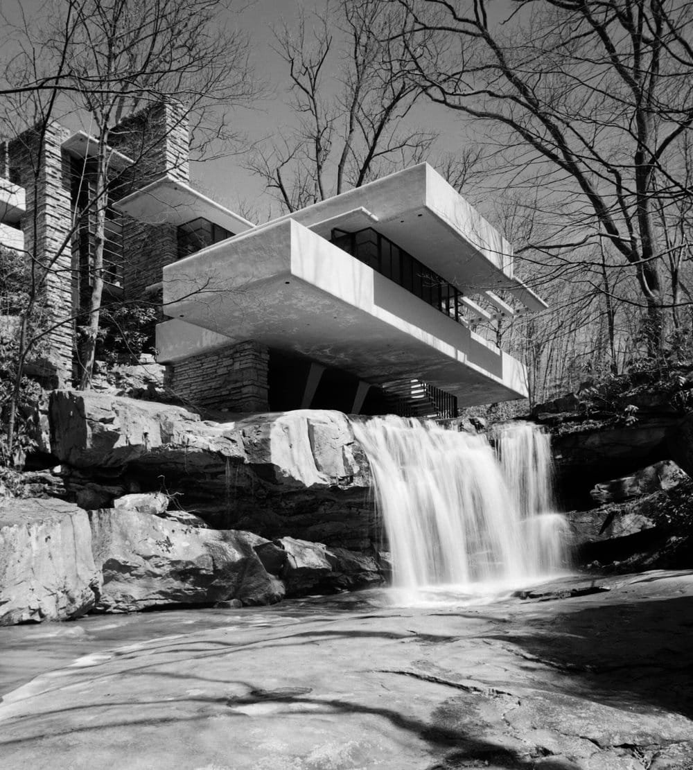 Photographie de la maison Fallingwater en Pennsylvanie, réalisée en 1963 par Ezra Stoller, montrant la structure moderniste de Frank Lloyd Wright suspendue au-dessus de la cascade.