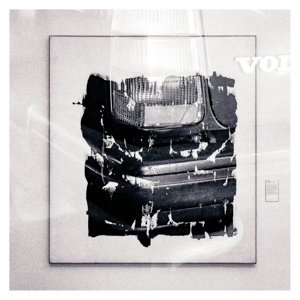 Double exposition mêlant un feu arrière de voiture et une œuvre du Musée d’Art de Nantes, en noir et blanc granuleux.