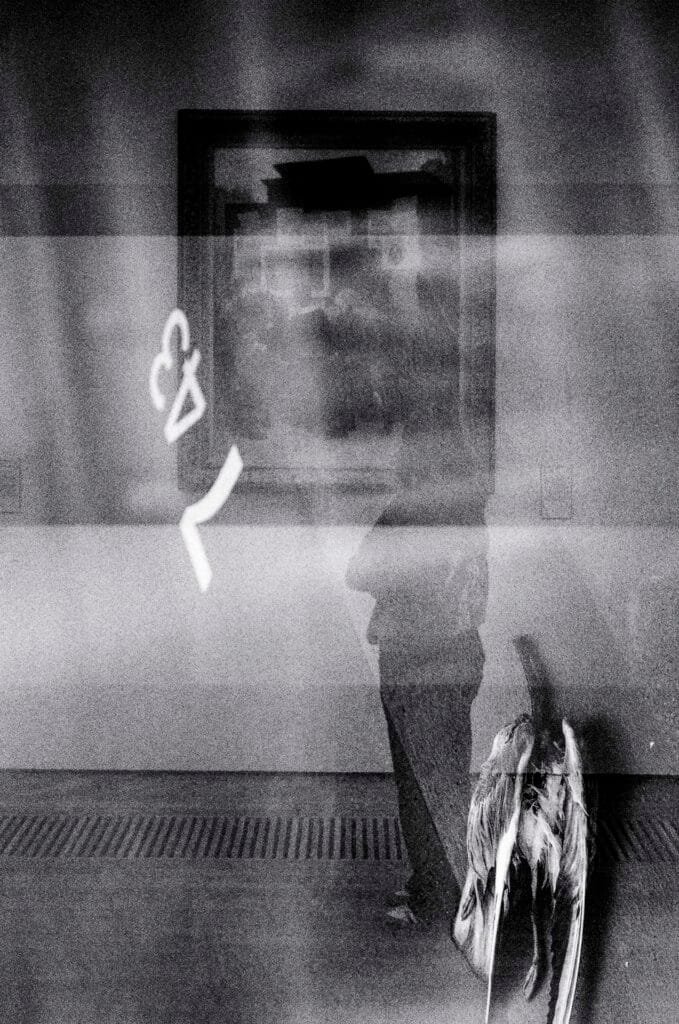 Superposition accidentelle entre une salle du Musée d’Art de Nantes et une scène du parking Gare Nord, en noir et blanc sur TMAX 400 périmée.