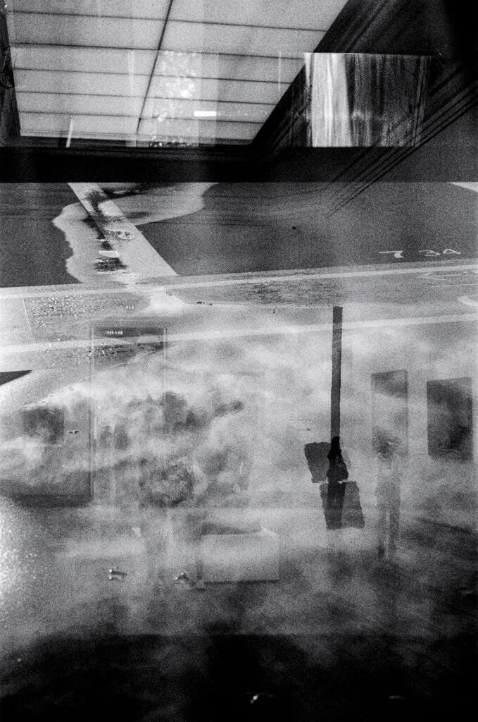 Superposition accidentelle entre une œuvre du Musée d’Art de Nantes et des éléments du parking Gare Nord, en noir et blanc sur TMAX 400 périmée.