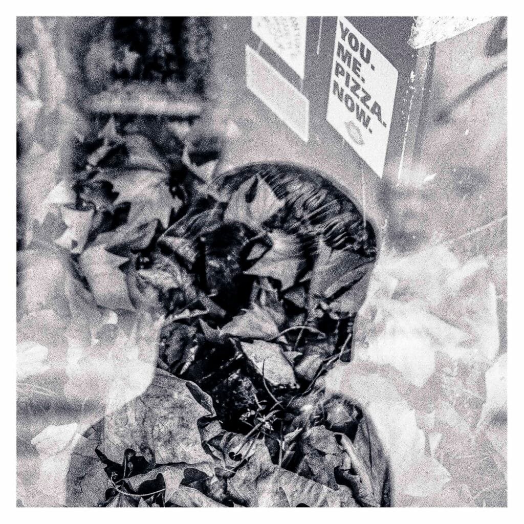 Sculpture du Musée d’Art de Nantes superposée à un tapis de feuilles, photographiée en double exposition sur film Fomapan 400 avec un Nikon F3.