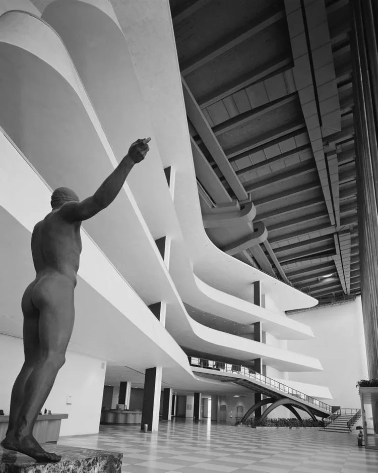 Vue intérieure du hall principal du siège des Nations unies à New York, photographiée en 1953 par Ezra Stoller, avec ses balcons courbes et sa statue monumentale.