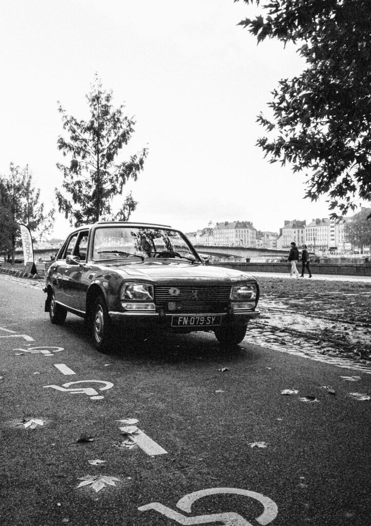 Peugeot 504 circulant le long des quais à Nantes, photographiée en noir et blanc avec un Pentax 17.
