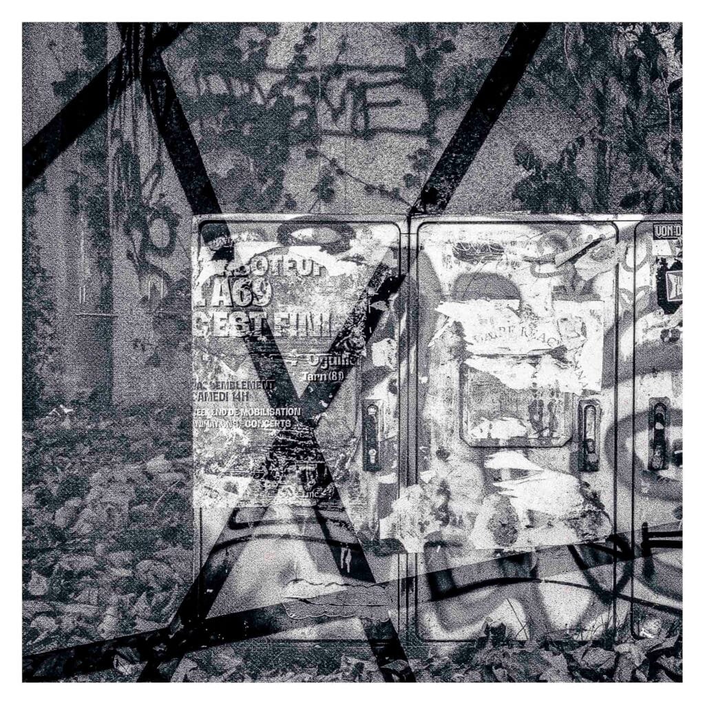 Transformateur électrique recouvert d’affiches et graffiti se superposant à une œuvre d’art, en double exposition noir et blanc.