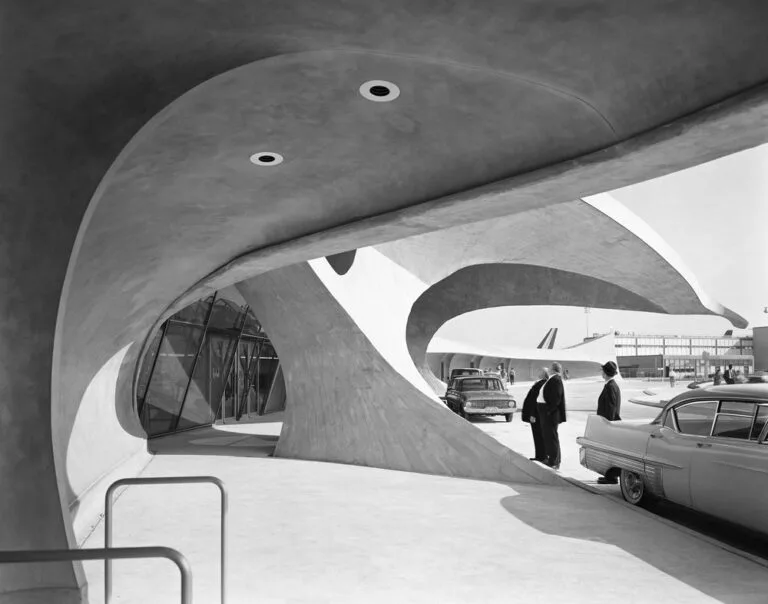 Vue extérieure du TWA Flight Center à New York photographiée en 1962 par Ezra Stoller, architecture fluide d’Eero Saarinen en béton courbé.