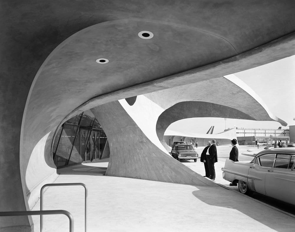 Vue extérieure du TWA Flight Center à New York photographiée en 1962 par Ezra Stoller, architecture fluide d’Eero Saarinen en béton courbé.