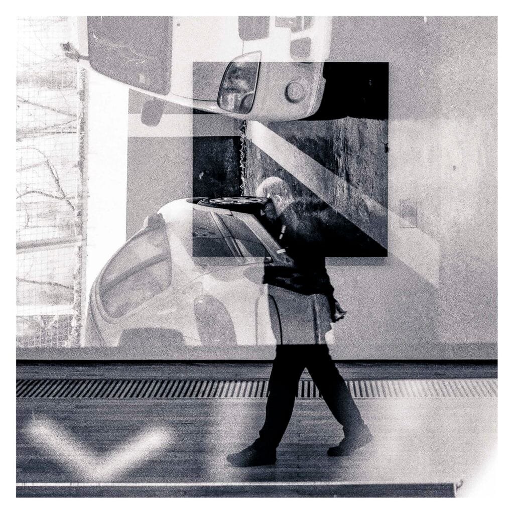 Visiteur du Musée d’Art superposé à une voiture dans le parking Gare Nord, en double exposition sur film Fomapan 400 avec un Nikon F3.