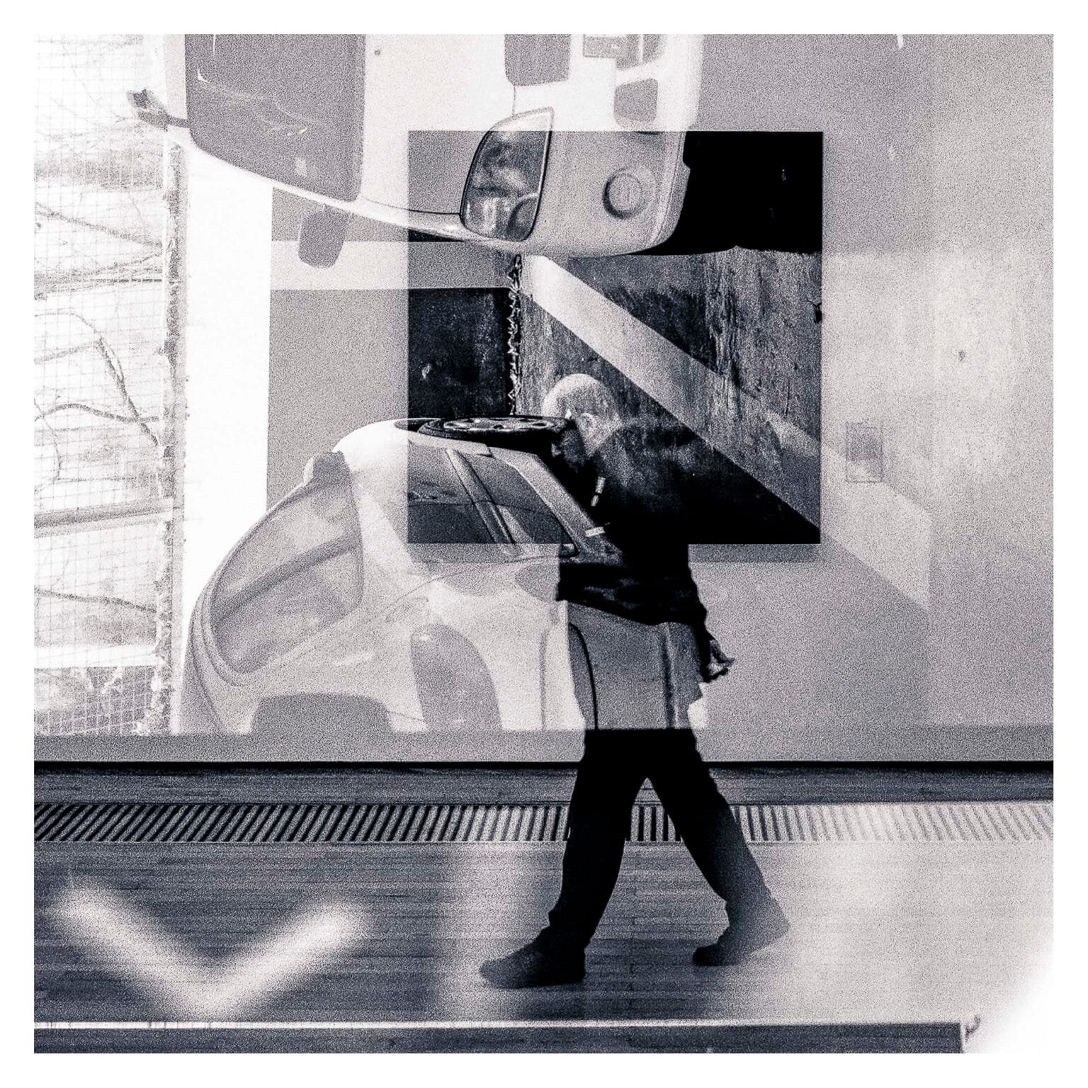 Visiteur du Musée d’Art superposé à une voiture dans le parking Gare Nord, en double exposition sur film Fomapan 400 avec un Nikon F3.